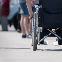 Читатель: airBaltic не пустила в самолет тяжело больного ребенка в инвалидном кресле
