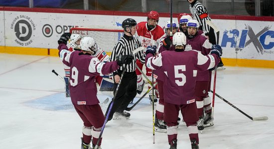 Latvijas U-18 hokejisti triumfāli sāk Nāciju turnīru Jelgavā