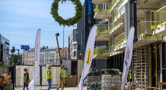 Foto: Nosvinēti "Satekles Biznesa centra" spāru svētki