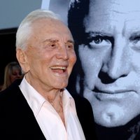 103 gadu vecumā miris Holivudas aktieris Kērks Daglass