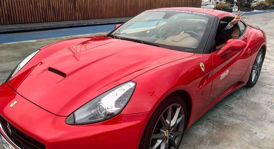 Latviešu kailfoto modele vizinās ar šiku 'Ferrari' kabrioletu