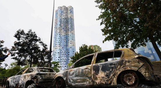 Nekārtības Francijā: iesaistīti 45 000 policistu, teju tūkstotis aizturēto