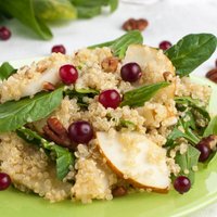 Kvinoja ar bumbieriem, spinātiem un dzērvenēm