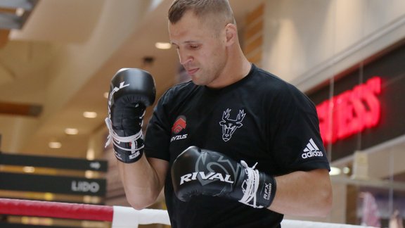 Bokss, Mairis Briedis pirms cīņas pret Kšištofu Glovacki - 2