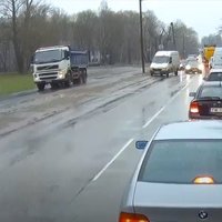 Video: Kravas auto sastrēgumu apbrauc pa ietvi