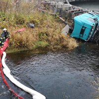 Traģiskā avārijā uz Bauskas šosejas kravas auto daļēji iegāzies Misas upē