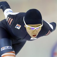 Dienvidkorejas ātrslidotāja Lī ar olimpisko rekordu triumfē 500 metru distancē