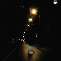 Video: No tumsas iznirstošs gājējs pārbiedē autovadītāju