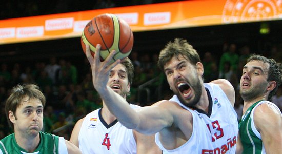 Spānijas basketbolisti pirmie iekļūst Eiropas čempionāta pusfinālā