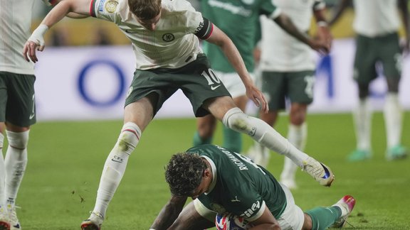 Noskaidrotas pirmās divas FIFA Klubu Pasaules kausa pusfinālistes