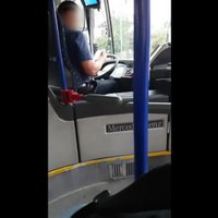 Aculiecinieka video: 'Rīgas satiksmes' autobusa šoferis stūrē un spēlē telefonā spēlīti