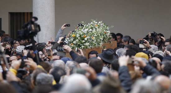 Simtiem cilvēku apmeklē Umberto Eko bēru ceremoniju Milānā