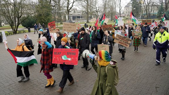 Foto: Rīgā ap 50 cilvēku prasa apturēt ES un Izraēlas Asociācijas nolīgumu