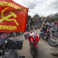 Baltkrievu aktīvisti ar Ukrainas karogiem protestē pret prokremliskajiem motociklistiem