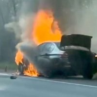 Video: Uz Jūrmalas šosejas nodedzis BMW automobilis