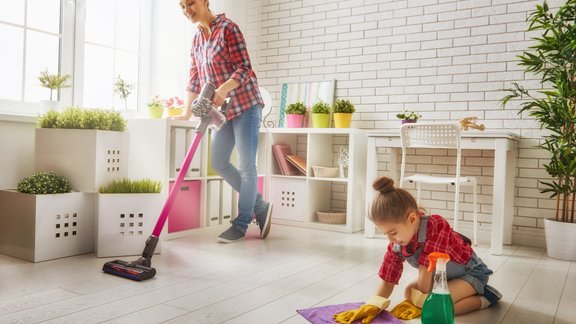 tīrīt māju uzkopšanas darbi sieviete bērns talka pavasara tīrīšana