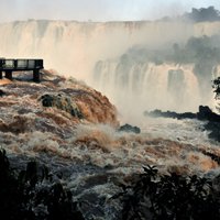 ФОТО: Бушующее озеро водопадов Игуасу