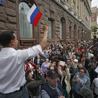 Protestētāji Maskavā pieprasa nekavēt opozīcijas kandidātu piedalīšanos galvaspilsētas domes vēlēšanās