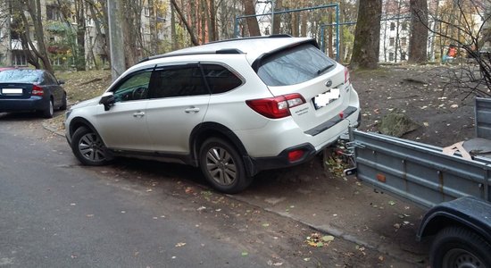 Foto: Aculiecinieks fiksējis vairākus 'parkošanās huligānus' Rīgā