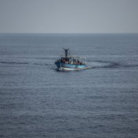 Spānijas NVO migrantu glābšanas kuģim ir grūtības atrast ostu, kur piestāt