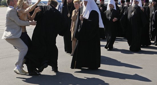 'Femen' aktīvistei par uzbrukumu Krievijas patriarham – 15 diennakšu arests