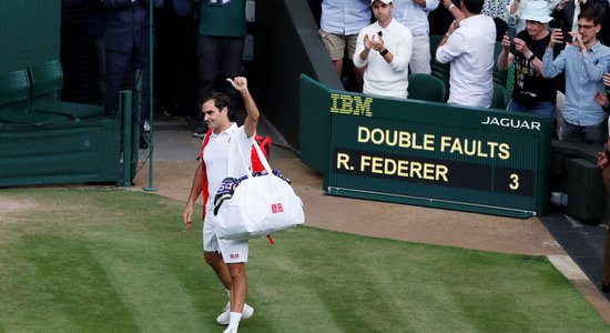 Federers apstājas ceturtdaļfinālā; Džokovičs sasniedz savu desmito Vimbldonas pusfinālu