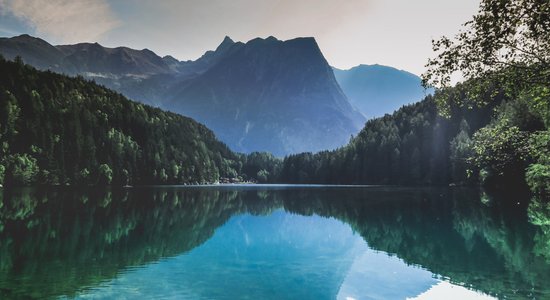 Tūkstošiem ezeru visā pasaulē var zaudēt krāšņi zilo krāsu