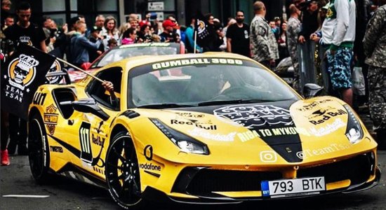 Video: Latvijas dzeltenais 'Ferrari' rallijā 'Gumball' traucas ar 330 km/h