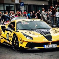Video: Latvijas dzeltenais 'Ferrari' rallijā 'Gumball' traucas ar 330 km/h