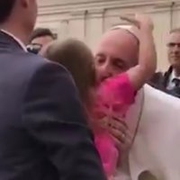 Video: Maza meitenīte nočiepj pāvestam Franciskam cepuri