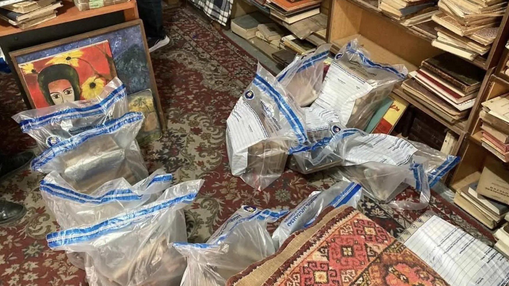 "Grāmatu mafija" no Rīgas līdz Parīzei: noziedznieki aizstāj retumus ar kopijām un izved uz ārzemēm