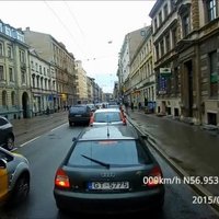 Video: Taksists grib izlaist pasažieri ielas vidū