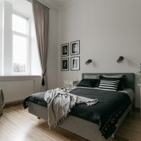 Guļamistabu iekārtojumi: kādi varianti slēpjas aiz Rīgas dzīvokļu durvīm