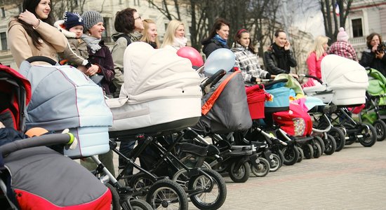 Dīvaini vai māņticīgi apkārtējo padomi par zīdaiņa kopšanu. Komentē pediatre