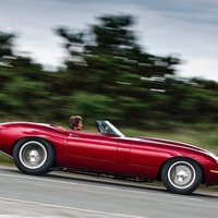 Klasisks 'Jaguar E-Type' ar mūsdienu tehnoloģijām