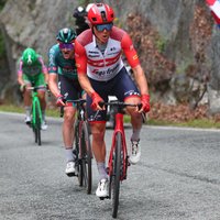 Skujiņš saīsinātā 'Giro d'Italia' kalnu posmā finišē ārpus pirmā simta