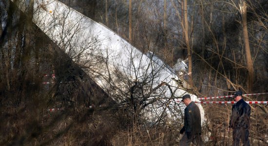 Polijas prokurori Krievijā piedalās Smoļenskā avarējušās lidmašīnas atlūzu izpētē