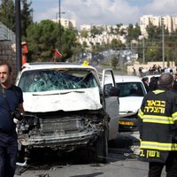 Jeruzalemē automašīna ietriecas cilvēkos; policija nošauj agresīvo vadītāju