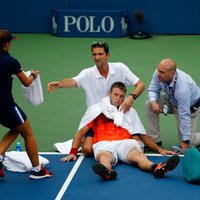 ВИДЕО: Теннисист не мог самостоятельно покинуть корт в матче, который выигрывал