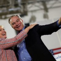 Klintone par demokrātu viceprezidenta amata kandidātu izraugās senatoru Timu Keinu