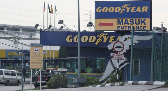 Riepu ražotājs 'Goodyear' apsūdzēts ārvalstu darbinieku tiesību pārkāpšanā