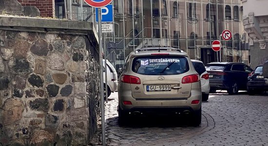 Foto: Partijas 'Suverēnā vara' reklāmas auto stāv aiz zīmes; policijā pieci protokoli