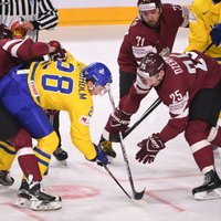 Zviedrijas izlases spēlētājs Lindholms: spēle pret Latviju izvērtās ļoti smaga