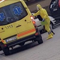 ФОТО: Читателя встревожил работник скорой в защитном костюме