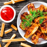 Garda un lēta ballīšu uzkoda – cepti vistu spārniņi un stilbiņi: 14 garšīgas receptes