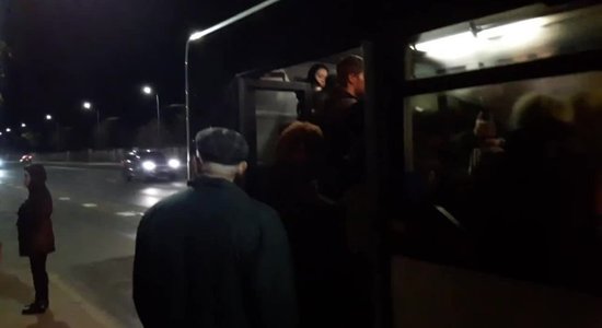 'Autobusa datori atslēdzās un dzinējs noslāpa' – ceļš uz svētku salūtu aculiecinieku acīm