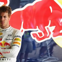 'Red Bull' negrasās par katru cenu paturēt Fetelu