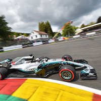 Hamiltons izcīna uzvaru lietainajā Beļģijas 'Grand Prix' kvalifikācijā