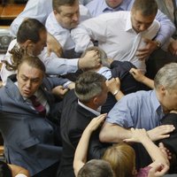 ВИДЕО: Депутаты "Свободы" изгнали коммунистов из заседания Рады