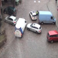 ВИДЕО: Авария за аварией – предупреждают о скользком булыжнике на ул. Гертрудес